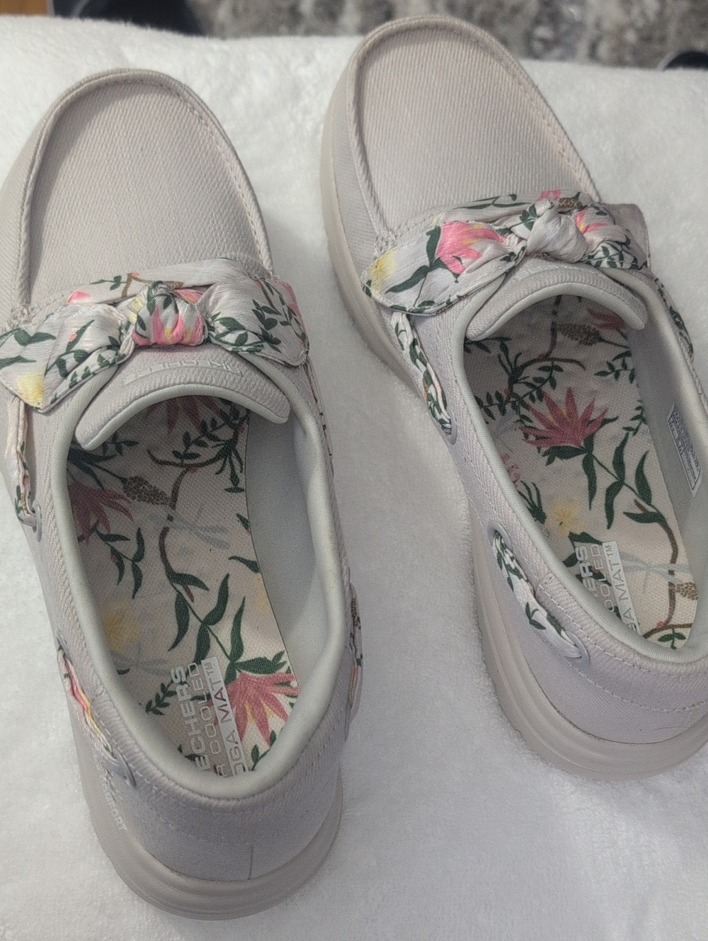 Skechers Women's' Off-white Floral Bow Slip-On Shoes